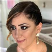 Laureata in Lingue impartisce lezioni di Francese e Inglese a ragazzi scuola primaria e secondaria